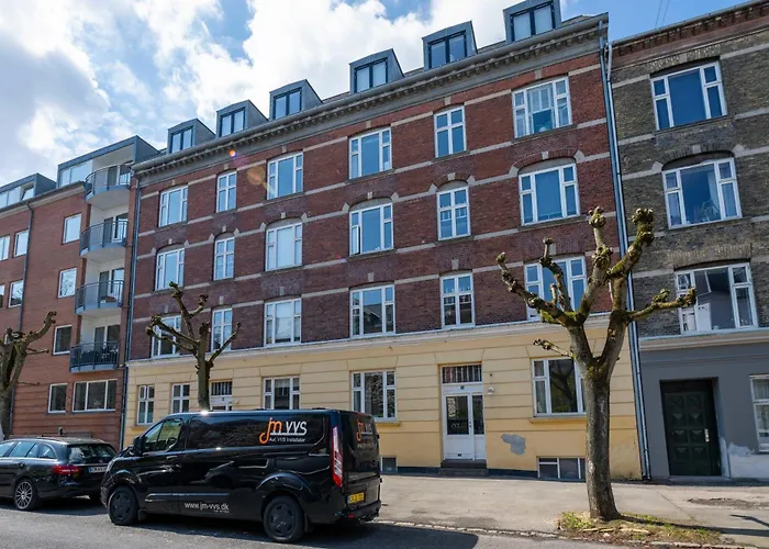 Cozy & Bright In Peaceful Area