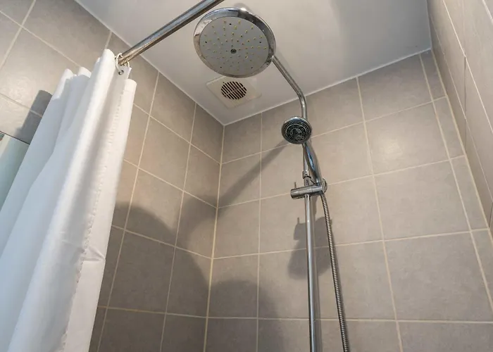 Cozy & Bright In Peaceful Area