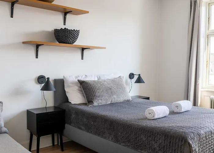 Cozy & Bright In Peaceful Area