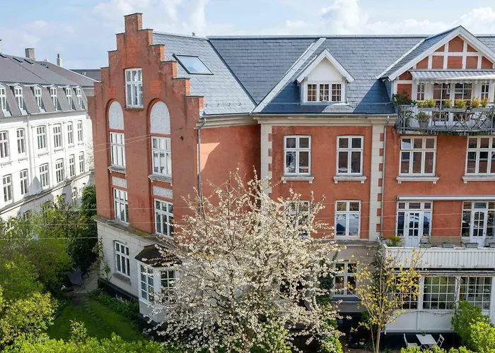 Cozy & Bright In Peaceful Area